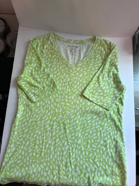 Chico's Lime Green and White V-Neck Short Sleeve Summer/Spring Casual Top